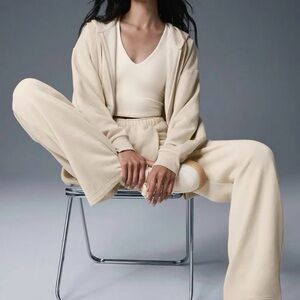 Alo Accolade Oat Milk Set – Full Zip Hoodie + Straight Leg Sweatpants (Medium)